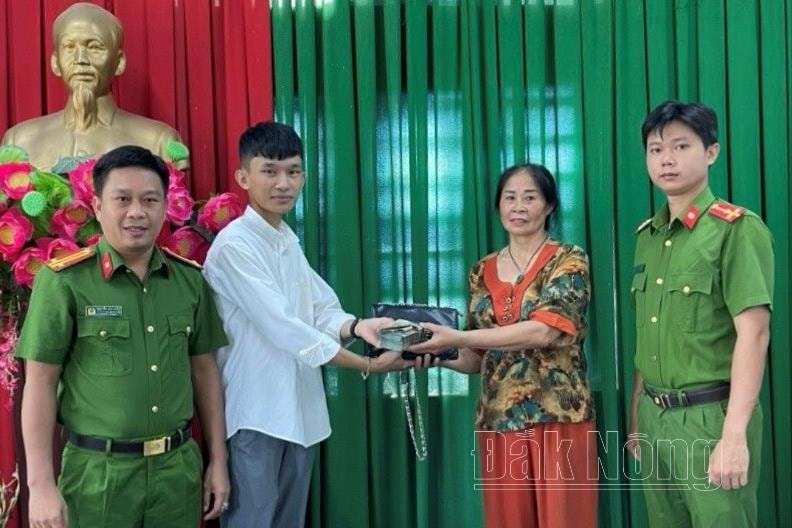 Trước sự chứng kiến của Công an thị trấn Ea T’ling, anh Nguyễn Sỹ Thái trao trả toàn bộ tài sản cho bà Nguyễn Thị Thu
