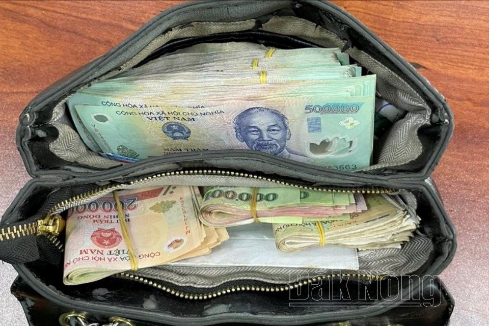 Toàn bộ tài sản trong chiếc túi mà bà Thu để quên ở quán cà phê Ven Đô