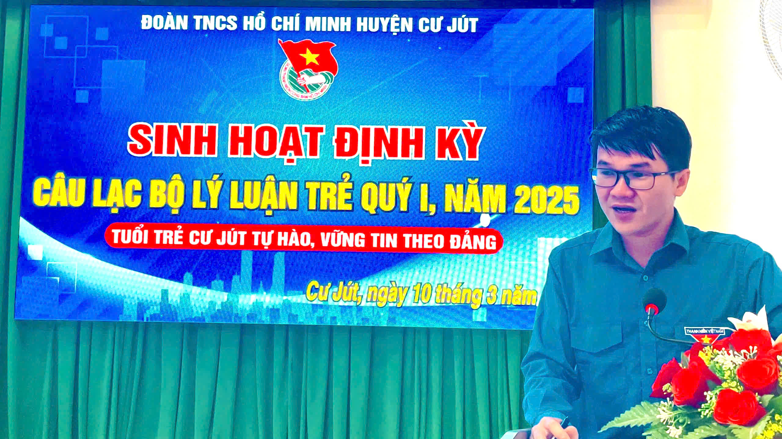 Đồng chí Lê Đức Ân - Phó Bí thư Huyện đoàn, Chủ nhiệm CLB lý luận trẻ triển khai các nội dung tại buổi sinh hoạt 